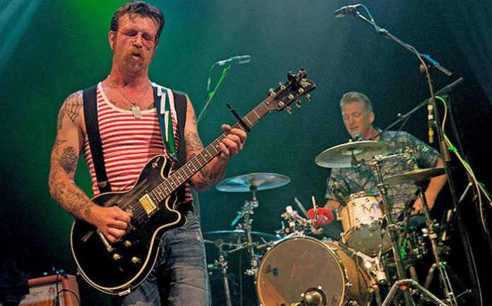 Membrii trupei Eagles of Death Metal au scăpat cu viaţă din atentatele de la sala de concerte Bataclan (Paris) atentat paris Eagles-of-Death-Metal_0