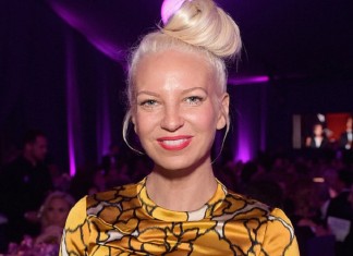 Sia a lansat videoclipul piesei „Alive“ sia videoclip alive