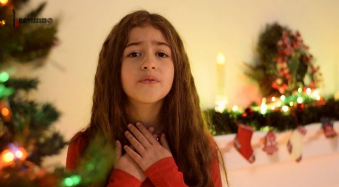 Cătălina Mihalache a lansat primul videoclip din carieră, realizat pentru piesa „Rockin’ around the Christmas tree“ Catalina