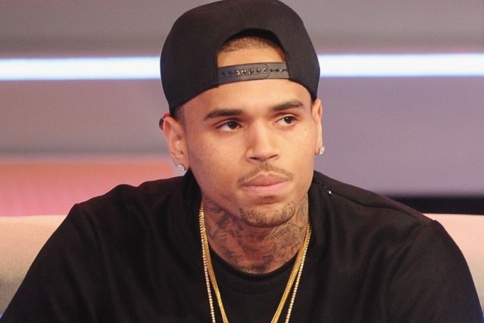 chris brown batut femeie