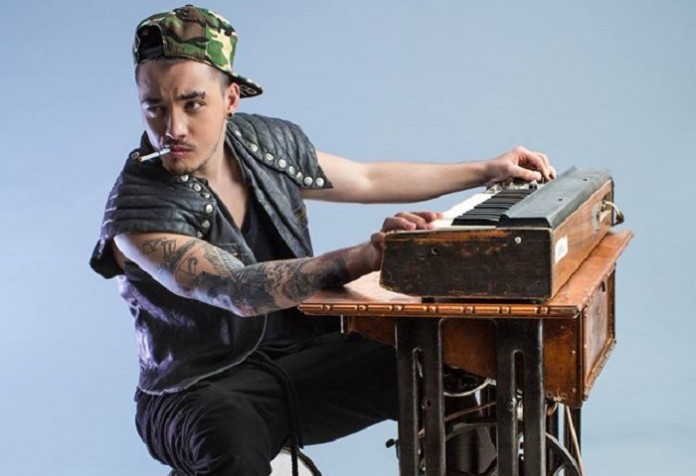 adrian tutu in camera ta