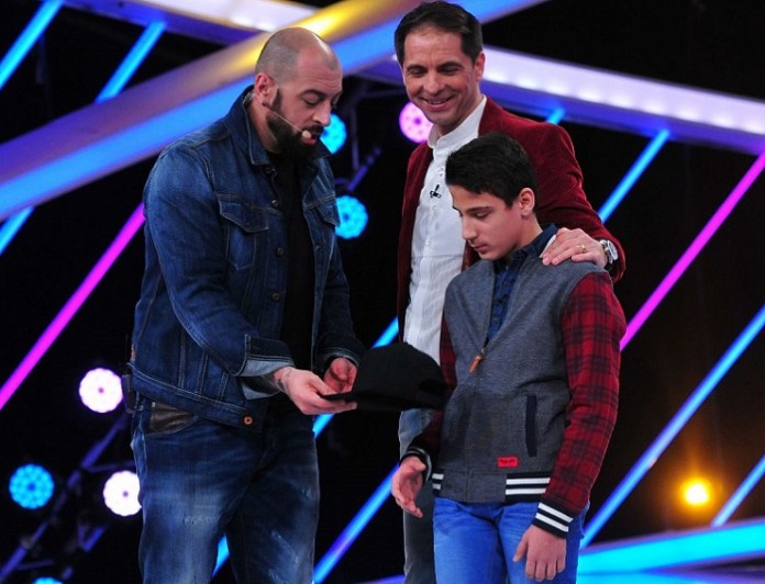 „Next Star“: CRBL i-a oferit şapca sa unui puști nevăzător care practică escalada sapca crbl copil nevazator next star