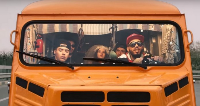 Alex Velea a făcut un remake pentru „Sat după sat“, piesa celor de la Robin and The Backstabbers Alex Velea - Sat dupa Sat