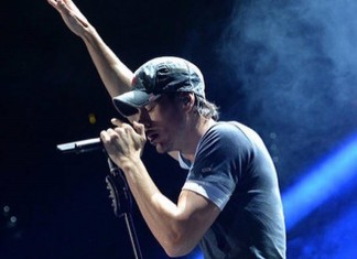 Enrique Iglesias a lansat, alături de Wisin, un lyric video pentru piesa „Duele el corazon“ enrique iglesias duele el corazon