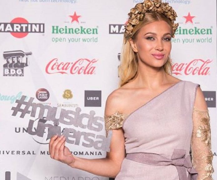 lora premiu nominalizata