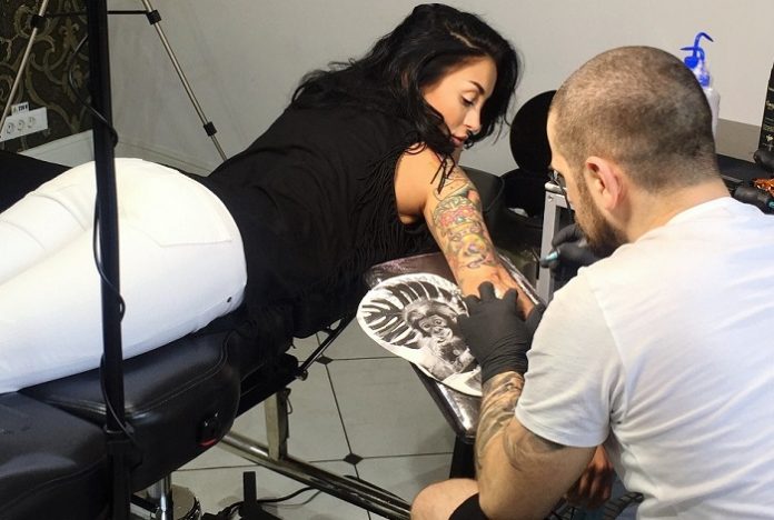 FOTO Ruby şi-a tatuat pe mână o maimuţică Ruby_tatuaj nou (1)