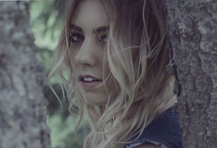 jo cu un picior in rai videoclip