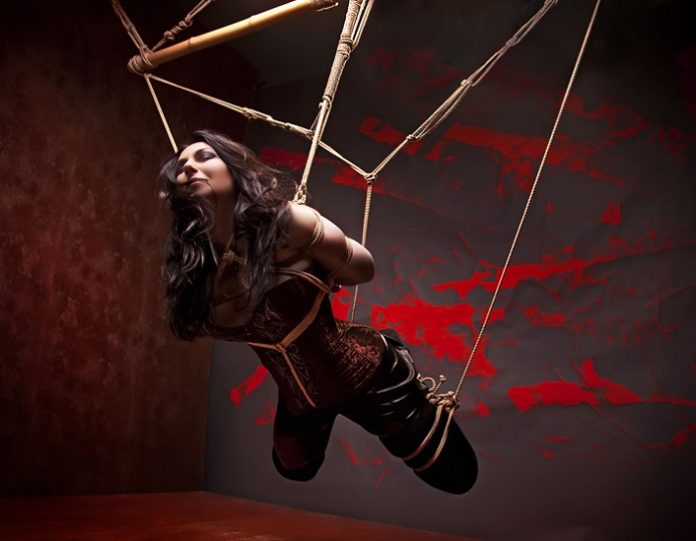 VIDEO Navi, prima artistă din lume care realizează show-uri în care combină arta erotică shibari cu muzica live navi shibari show live