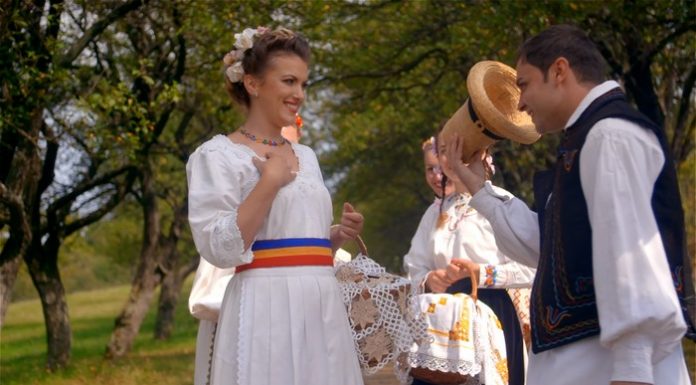 Lavinia Goste a lansat videoclipul melodiei „M-o muşcat badea de buză“