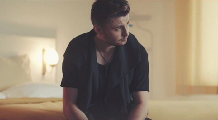 Florian Rus a lansat videoclipul melodiei de debut, intitulată „Cât încă ne iubim“ Florian Rus
