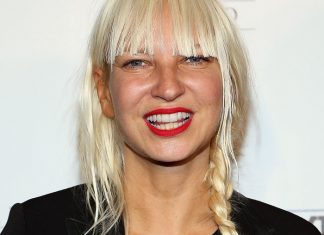 Sia a lansat un lyric video pentru piesa „Move your body“ sia move your body