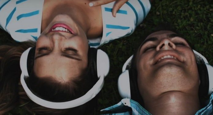 Sky Dance a lansat, alături de Eneli, un lyric video pentru piesa „Stay“ Sky Dance si Eneli