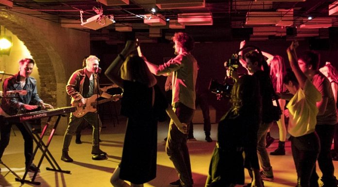 Hot Casandra a lansat videoclipul piesei „Night lights“ Hot Casandra night lights video
