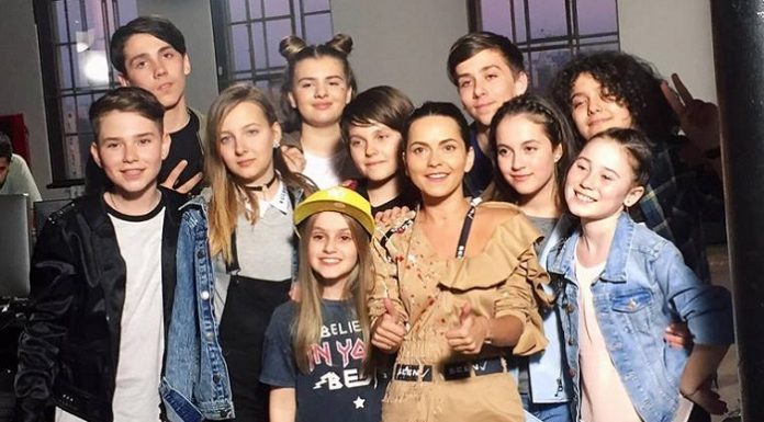Inna a lansat, alături de The Kidz, videoclipul piesei „Kids in town“ inna the kidz kids in town videoclip