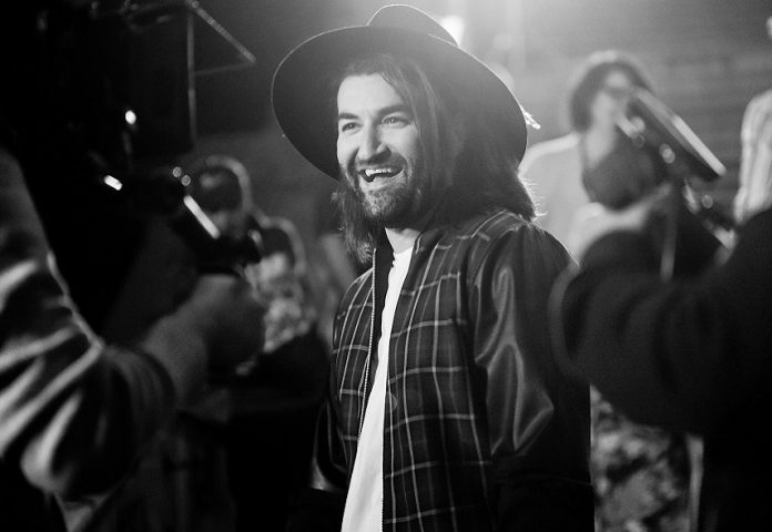 ' Smiley backstage-92-mic