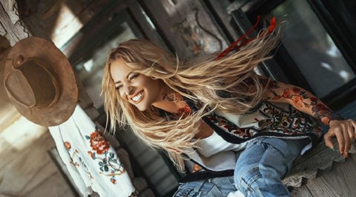 Delia, surprinsă într-un „bolid“ cu o singură roată în noul ei clip, „Vreau la țară“