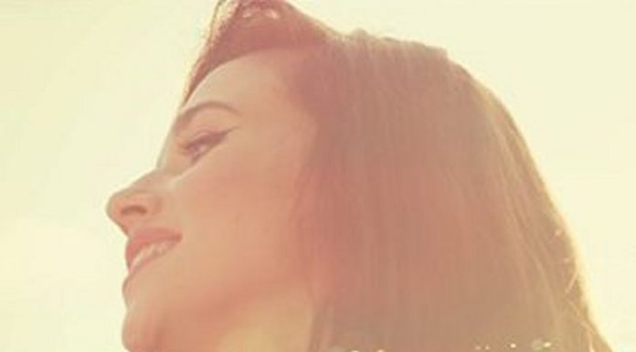 Ioana Ignat a lansat o nouă melodie însoţită de videoclip, „Lângă ea“