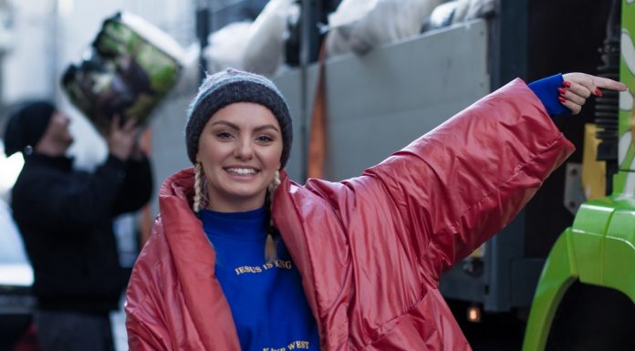 Alexandra Stan, în rolul de Moș Crăciun pentru 1000 de familii defavorizate