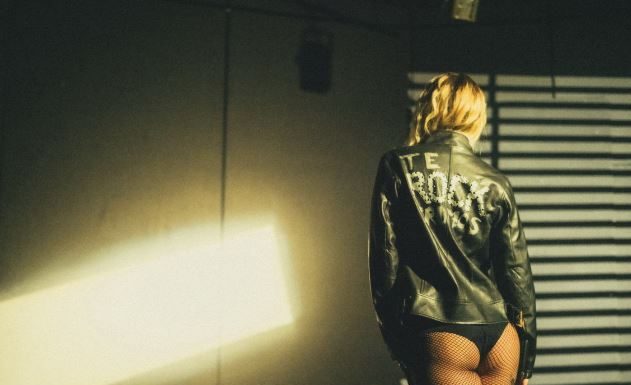Sotia lui Jean Gavril – dans pasional in „Nevinovat”, cel mai recent videoclip al artistului
