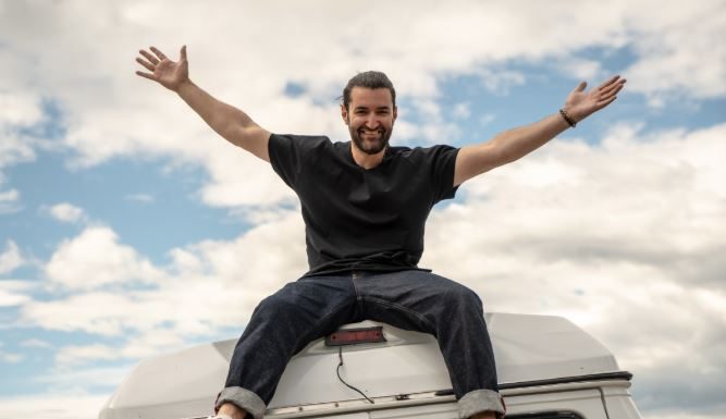 Smiley isi canta convingerea ca „Va fi bine” (VIDEO)