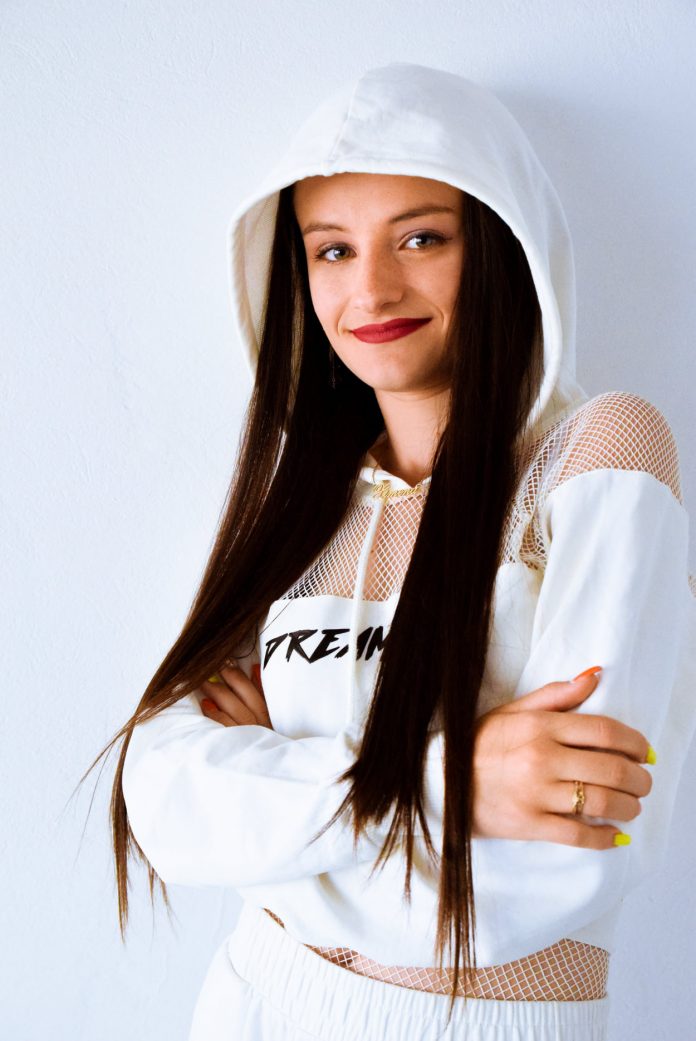 Ximena debutează cu piesa „Ca-n Prima Zi”