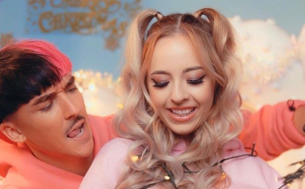 Rengle colaborează cu Olivia Addams și împreună aduc spiritul Crăciunului prin piesa „Merry Tik Tok”