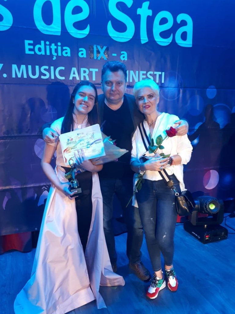 ina cu mihai alexandru si profesoara de canto Valeria Dinu Miscutia, indrumatoarea grupului Star Vivere din Oradea