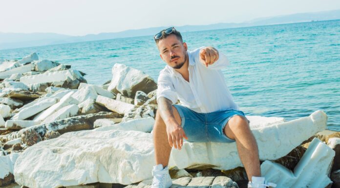 Adrian Țuțu a lansat videoclipul piesei „Merg pe mare” adrian tutu pe malul marii