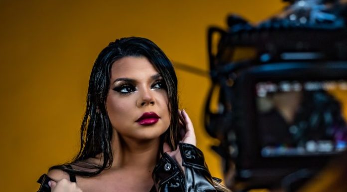 Laura Brumă revine cu o poveste de dragoste modernă pe note muzicale – „Offline” laura bruma