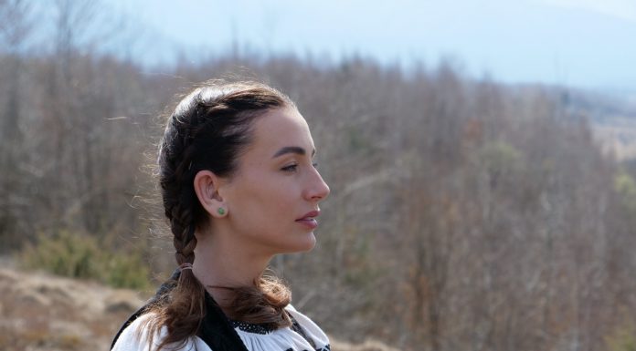 Paula Hriscu a lansat videoclipul piesei „Mi-ar fi plăcut”, o adevărată aventură în munți! paula hriscu la munte