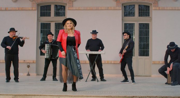 Izabela și Taraful Simion au lansat videoclipul piesei ”Of, of, of”, o nouă parodie muzicală Izabela și Taraful Simion au lansat videoclipul piesei Of, of, of
