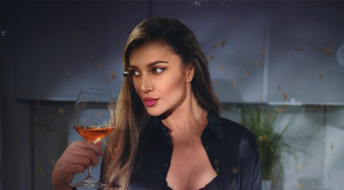 Lora lansează “Ziua ta”! “Se îmbracă sexy și face tort, doar că…” Lora_Ziuata_Cover
