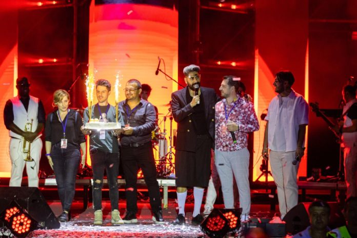 Connect R si Marius China cu tortul pe scena