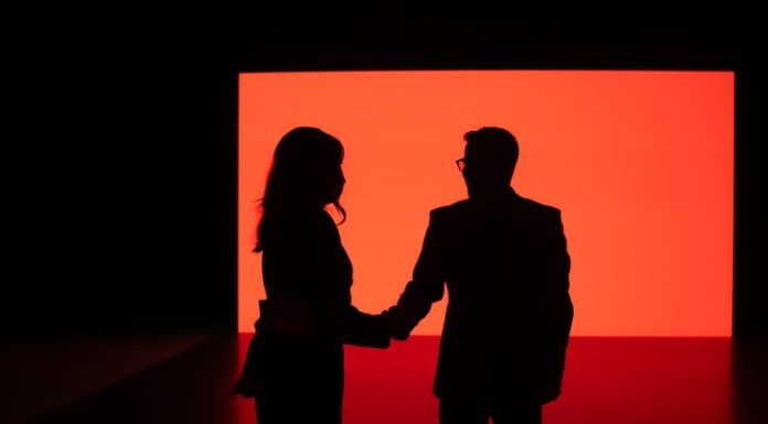 Akcent, primit ca un super-star în Ungaria, lansează piesa „Sugar Daddy”, alături de Toth Abigel