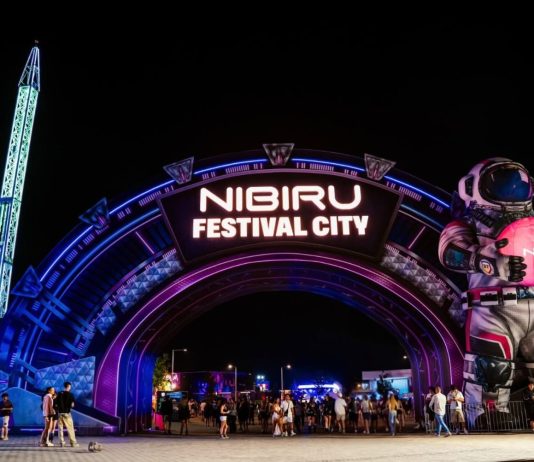NIBIRU se deschide oficial la Costinești – start pentru 46 de zile de concerte, festivaluri și spectacole